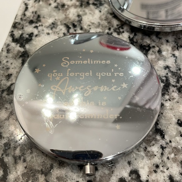 Compact Mirror - Picture 4 of 6